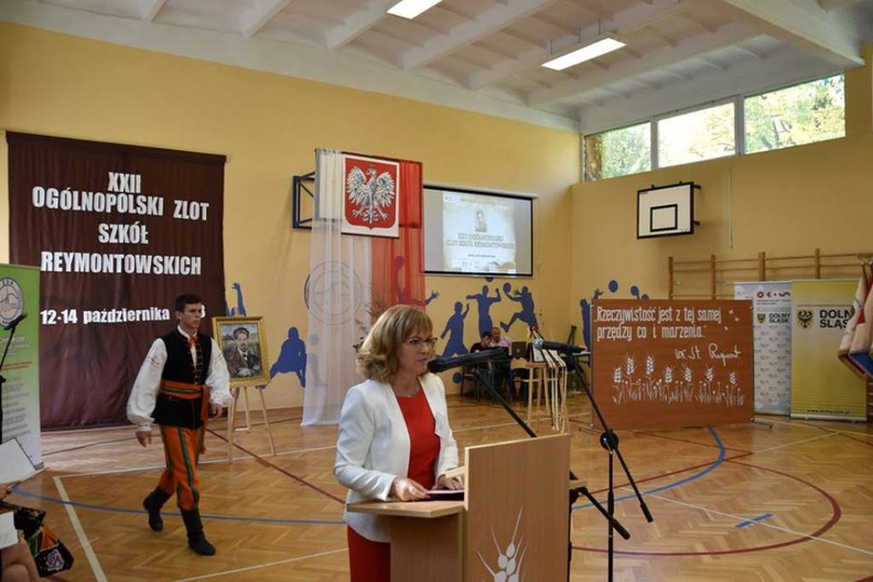 13b Uroczystość otworzyła Pani Grażyna Wacławik - wicedyrektor szkoły